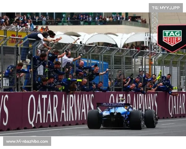 塞恩斯阿塞拜疆站第三名，助威廉姆斯1484天后重返领奖台